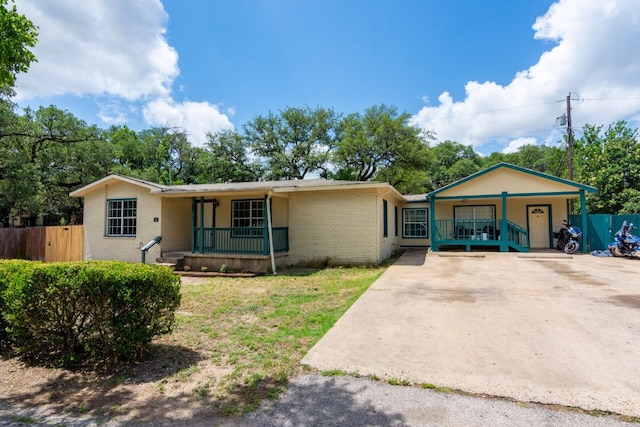 single story home featuring a porch