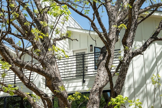 view of side of property featuring a balcony