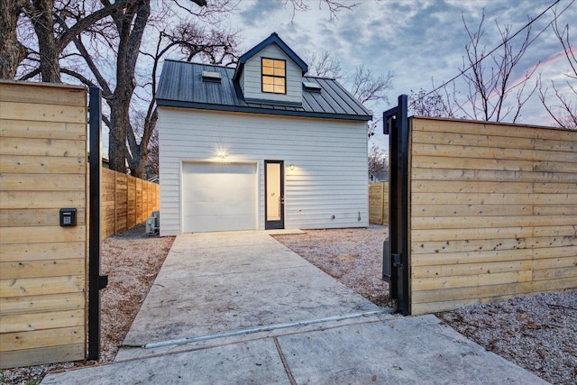 2618 E 4th St, Austin, TX 78702 - view of detached garage