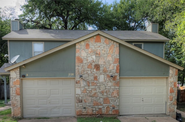 view of front facade featuring a garage