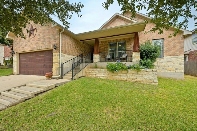 view of front of house featuring a front yard, a garage, and covered porch