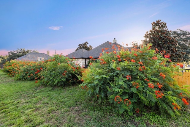 view of yard at dusk