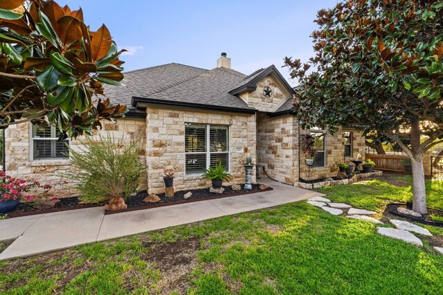 view of front of house featuring a front lawn