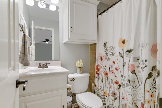 bathroom featuring a shower with curtain, ceiling fan, toilet, and vanity