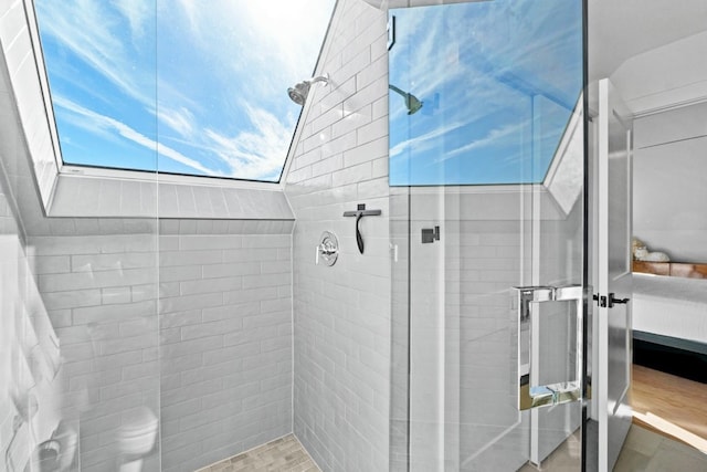 bathroom featuring tiled shower