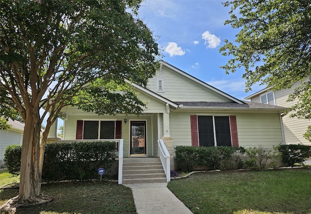 view of front of property featuring a front lawn