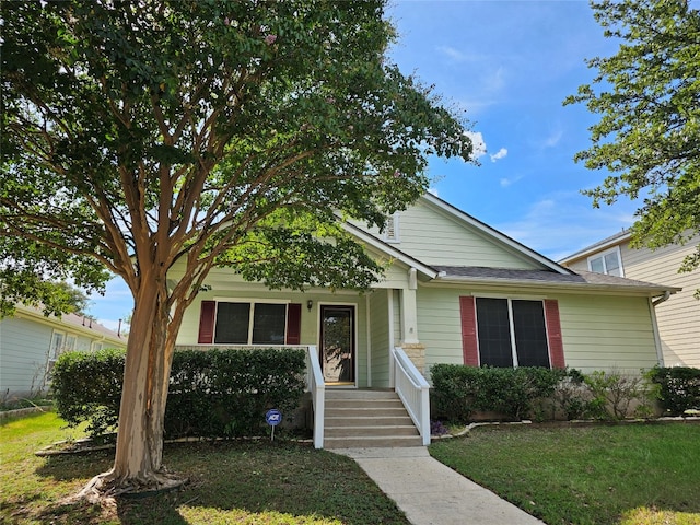 view of front of property with a front yard