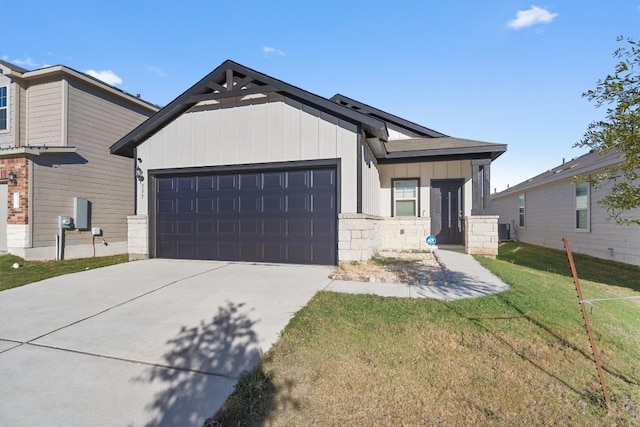 view of front of house featuring a garage and a front yard