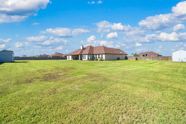 view of yard featuring a storage shed