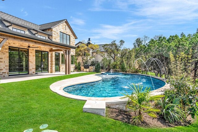4312 Amarra Dr, Austin, TX 78735 - view of swimming pool featuring fence, a pool with connected hot tub, ceiling fan, a yard, and a patio area