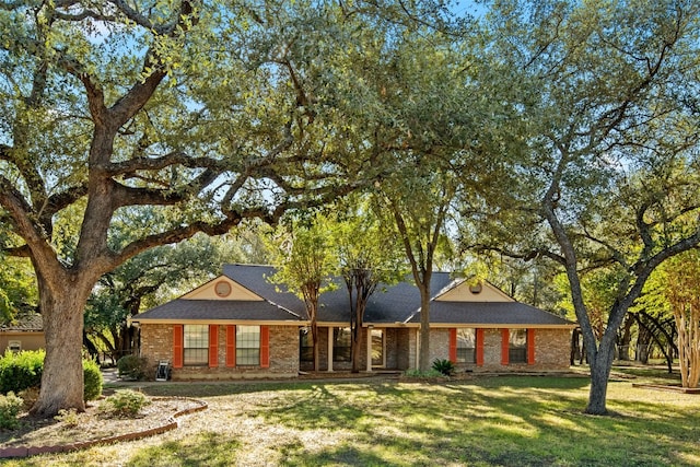 single story home with a front lawn