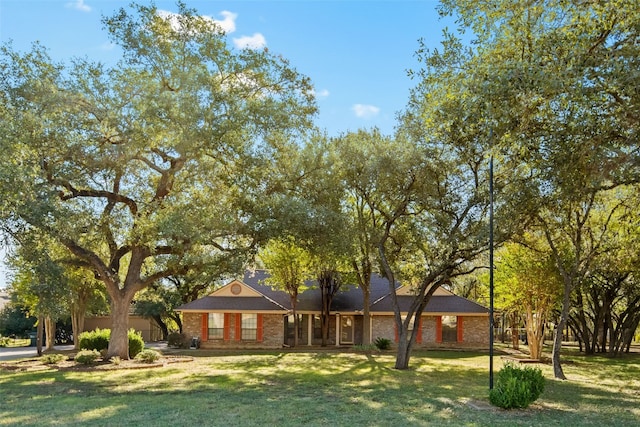 view of front of house featuring a front lawn