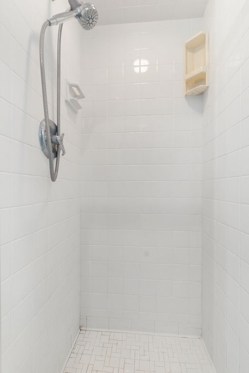 bathroom featuring tiled shower