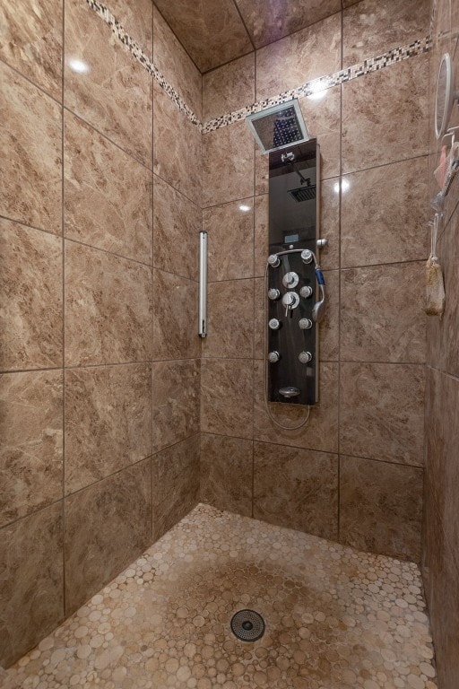 bathroom featuring tiled shower