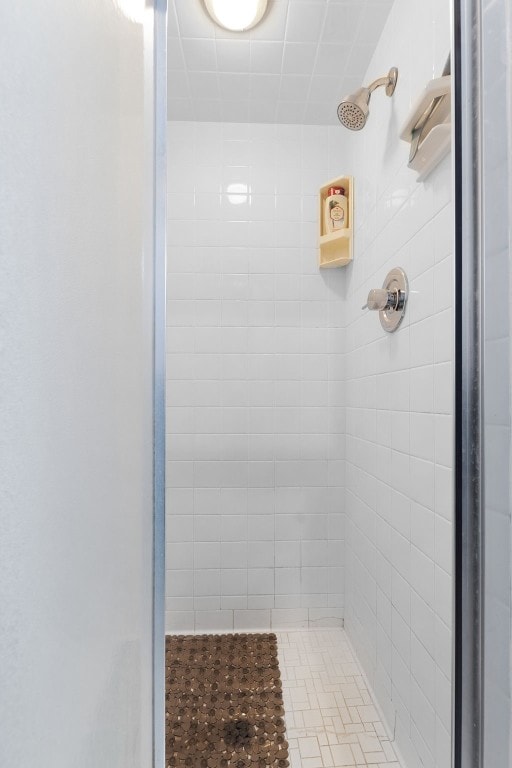 bathroom featuring tiled shower