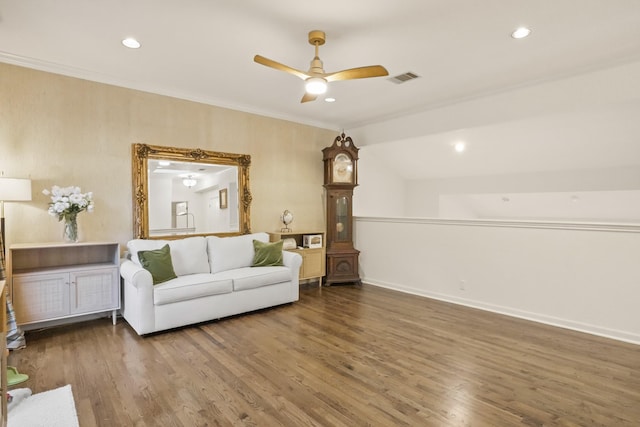 living room featuring visible vents, ornamental molding, wood finished floors, recessed lighting, and baseboards