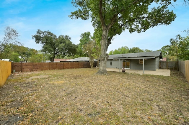 view of yard featuring a patio area