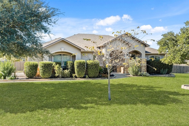 single story home with a front lawn