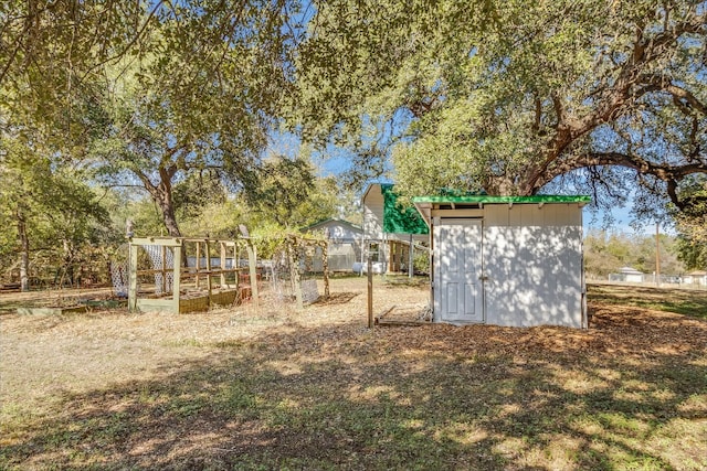 view of yard with an outbuilding