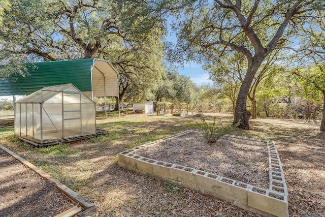 view of yard featuring an outbuilding