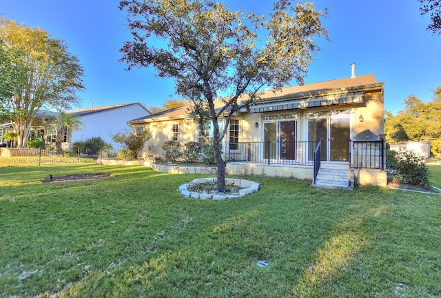 view of front of property featuring a front yard