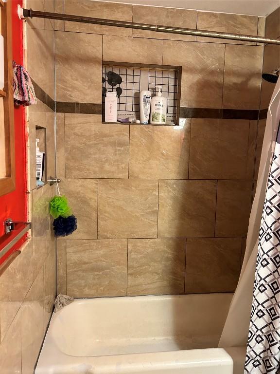 bathroom with shower / tub combo with curtain