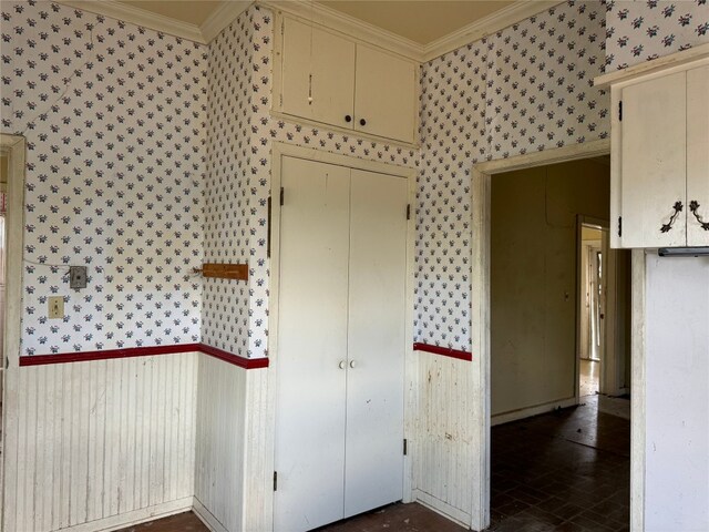 198 Anderson Ln, Red Rock, TX 78662 - kitchen with cream cabinetry, wallpapered walls, and crown molding