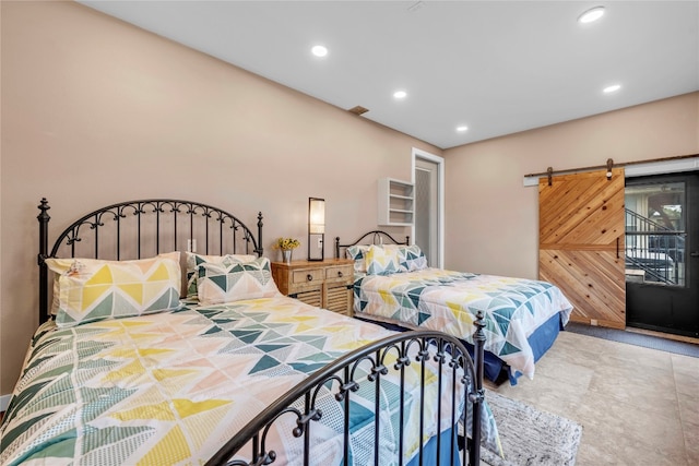 bedroom featuring a barn door