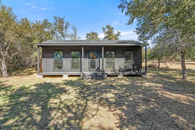 view of front of property featuring a front lawn