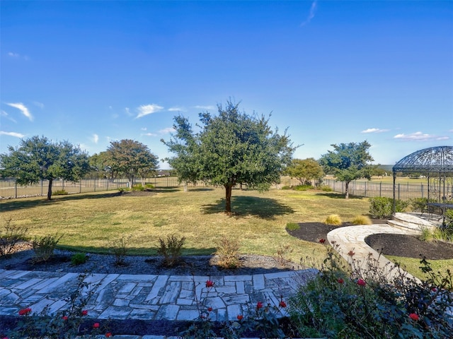 view of yard featuring a rural view