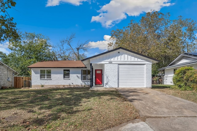 view of front of home featuring a front yard and a garage