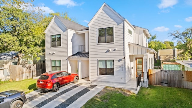 view of front of home featuring a front lawn