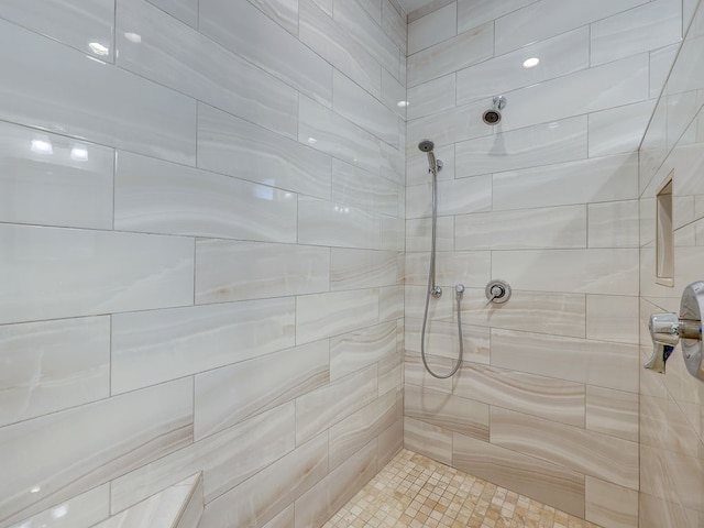 bathroom featuring a tile shower