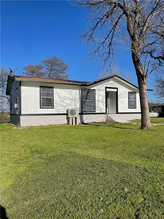 view of front of property featuring a front yard