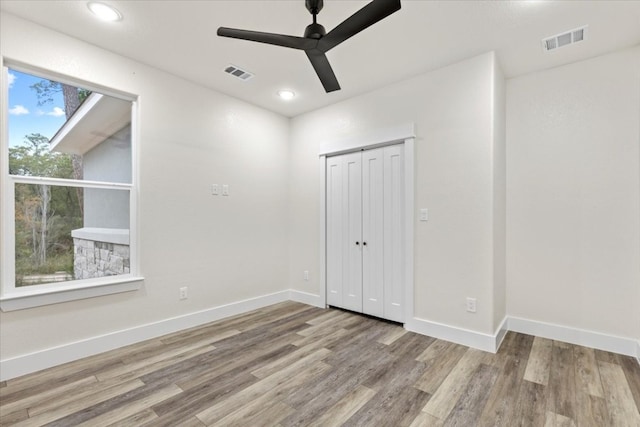 unfurnished room featuring light hardwood / wood-style floors and ceiling fan