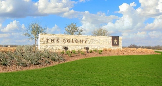 community sign featuring a yard