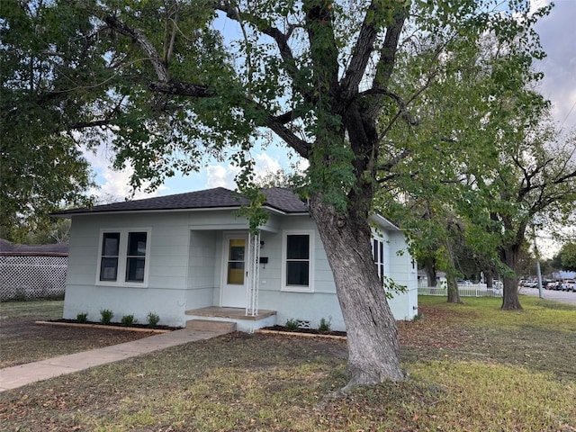 view of front of house featuring a front yard