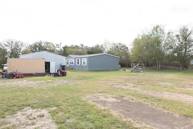 view of yard with an outbuilding