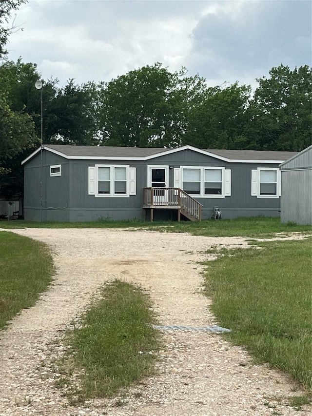 manufactured / mobile home featuring dirt driveway