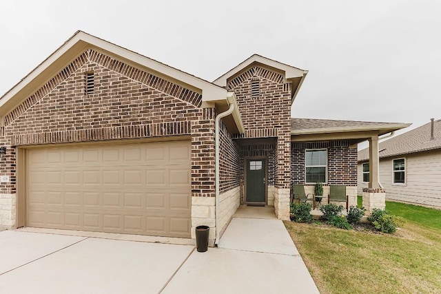 view of front of house with a garage and a front yard