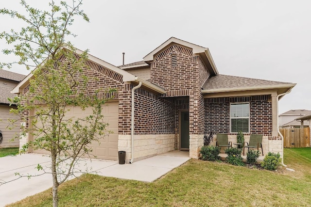 view of front facade featuring a garage and a front yard