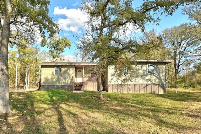 view of front of property with a front lawn