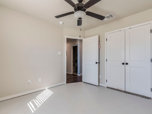 unfurnished bedroom with ceiling fan and a closet