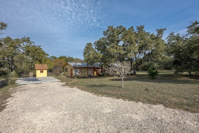 view of yard featuring a storage shed