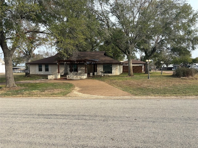 view of front of house featuring a front lawn