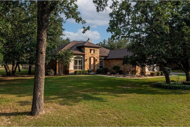 view of front facade featuring a front lawn