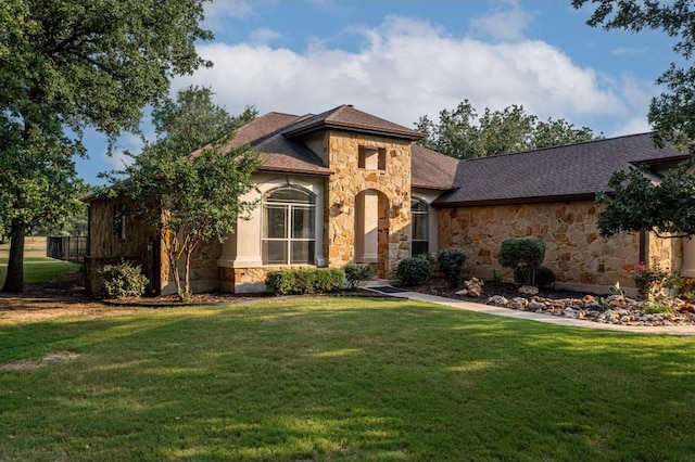 view of front facade featuring a front yard