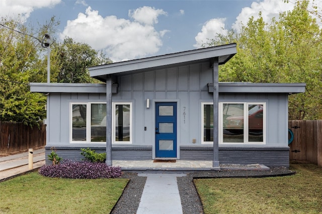 view of front facade featuring a front lawn