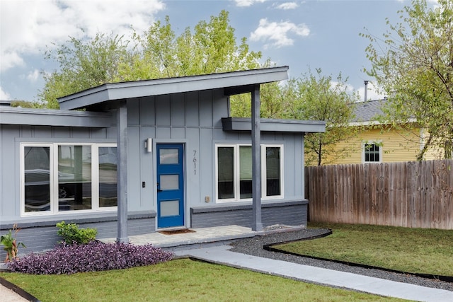 view of front of house featuring a front yard