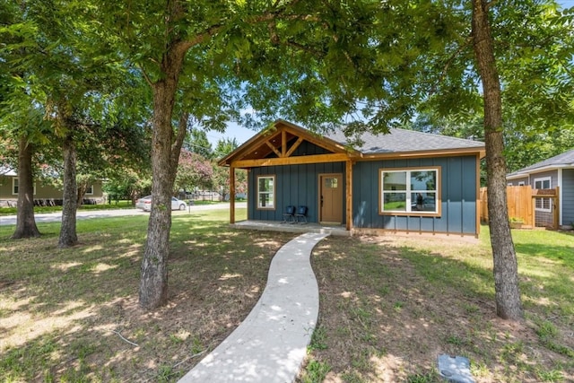 view of front of property featuring a front yard